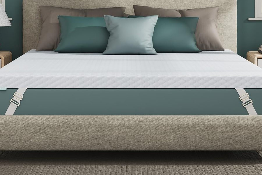 Letto matrimoniale con il topper Sognalia fissato al materasso